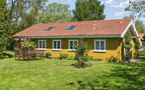 Holmfridur - 1.1Km from the Sea: Møbel, Træ, Indretning, Gulvbelægning, Etage, Stol, Værelse, Loft, Stue, Lejlighed