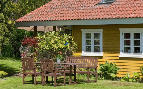 Holmfridur - 1.1Km from the Sea: Møbel, Træ, Indretning, Gulvbelægning, Etage, Stol, Værelse, Loft, Stue, Lejlighed