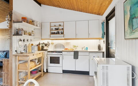 Sarita - 200M from the Sea: Køkken, Møbel, Countertop, Indretning, Køkken Apparat, Større Bandage, Træ, Gulvbelægning, Loft, Cabinetry