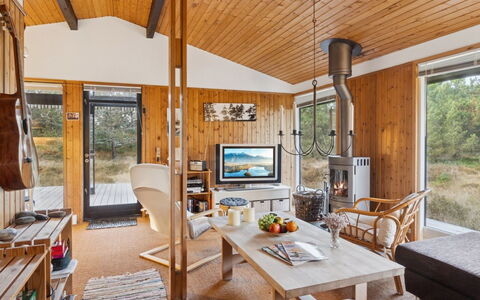 Sarita - 200M from the Sea: Træ, Loft, Indretning, Værelse, Sommerhus, Bejdse, Hårdttræ, Bjælkehytte, Stol, Stue