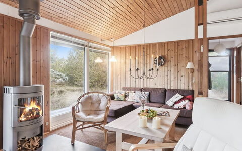 Sarita - 200M from the Sea: Indretning, Møbel, Gulvbelægning, Træ, Etage, Loft, Stue, Lysarmatur, Trægulve, Couch