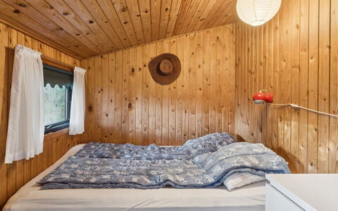 Sarita - 200M from the Sea: Træ, Indretning, Soveværelse, Loft, Gulvbelægning, Etage, Bejdse, Møbel, Hårdttræ, Seng