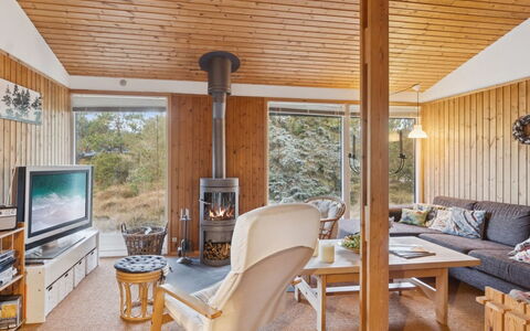 Sarita - 200M from the Sea: Indretning, Gulvbelægning, Møbel, Træ, Loft, Etage, Værelse, Stue, Belysning, Lysarmatur