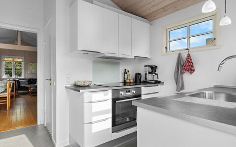 Lenya - 60M from the Sea: Køkken, Større Bandage, Køkken Apparat, Countertop, Gulvbelægning, Træ, Indretning, Loft, Husholdningsapparat, Etage