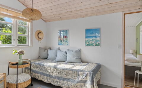 Lenya - 60M from the Sea: Møbel, Indretning, Gulvbelægning, Etage, Væg, Træ, Seng, Soveværelse, Loft, Værelse