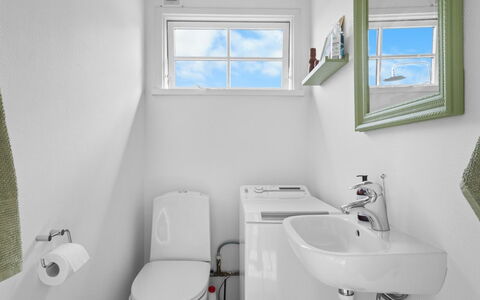 Lenya - 60M from the Sea: Toiletbræt, Sanitærarmatur, Badeværelse, Toilet, Håndvask, Gulvbelægning, Etage, Tap, Vvs, Indretning