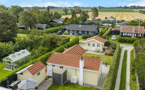 Lenya - 60M from the Sea: Boligområde, Hus, Tag, Hjem, Land Lot, Forstad, Estate, Landscaping, Sommerhus, Have