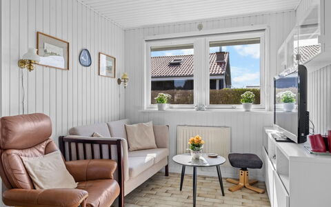Edeltraud - 100M from the Sea: Indretning, Væg, Møbel, Gulvbelægning, Træ, Etage, Couch, Loft, Stue, Hjem