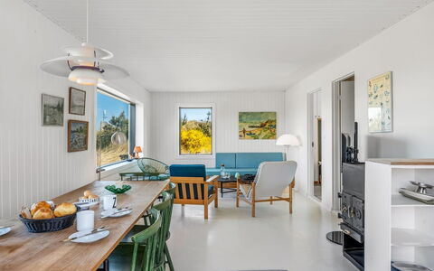 Sointu - 300M from the Sea: Møbel, Indretning, Loft, Bord, Gulvbelægning, Stol, Etage, Hjem, Køkken & Spisebord, Spisestue