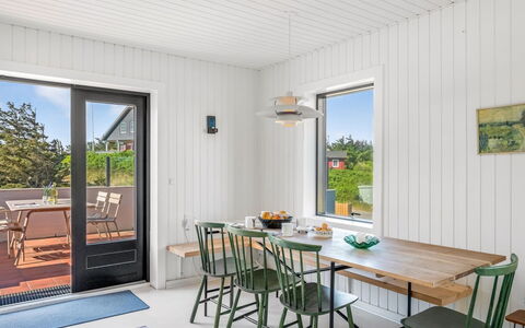 Sointu - 300M from the Sea: Træ, Møbel, Køkken & Spisebord, Bord, Indretning, Gulvbelægning, Spisestue, Stol, Etage, Loft