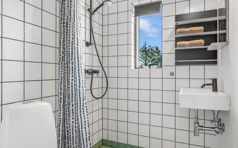 Sointu - 300M from the Sea: Sanitærarmatur, Badeværelse, Gulvbelægning, Toilet, Etage, Indretning, Vvs, Toiletbræt, Flise, Håndvask