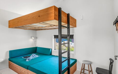 Sointu - 300M from the Sea: Møbel, Køjeseng, Indretning, Træ, Etage, Gulvbelægning, Soveværelse, Seng, Værelse, Loft