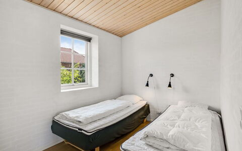 Sod - 3.2Km from the Sea: Væg, Træ, Loft, Etage, Gulvbelægning, Soveværelse, Seng, Bed Frame, Sengetøj, Sengetøj