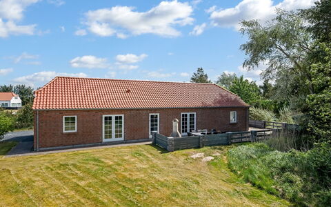 Sod - 3.2Km from the Sea: Møbel, Træ, Indretning, Gulvbelægning, Etage, Stol, Værelse, Loft, Stue, Lejlighed