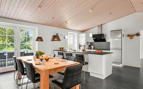 Sod - 3.2Km from the Sea: Møbel, Træ, Indretning, Gulvbelægning, Etage, Stol, Værelse, Loft, Stue, Lejlighed