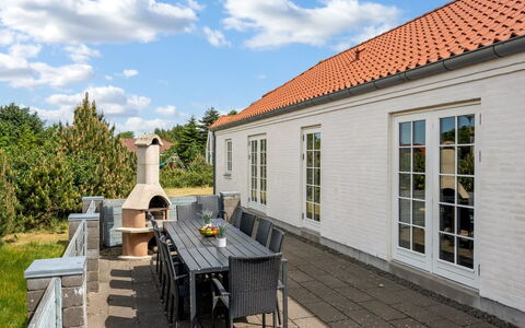 Donco - 3.2Km from the Sea: Møbel, Træ, Indretning, Gulvbelægning, Etage, Stol, Værelse, Loft, Stue, Lejlighed