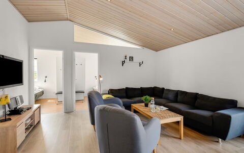 Donco - 3.2Km from the Sea: Møbel, Træ, Indretning, Gulvbelægning, Etage, Stol, Værelse, Loft, Stue, Lejlighed