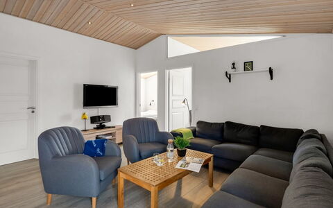 Donco - 3.2Km from the Sea: Møbel, Træ, Indretning, Gulvbelægning, Etage, Stol, Værelse, Loft, Stue, Lejlighed