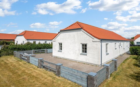 Donco - 3.2Km from the Sea: Møbel, Træ, Indretning, Gulvbelægning, Etage, Stol, Værelse, Loft, Stue, Lejlighed