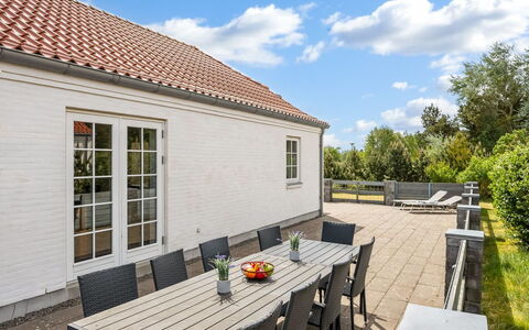 Donco - 3.2Km from the Sea: Møbel, Træ, Indretning, Gulvbelægning, Etage, Stol, Værelse, Loft, Stue, Lejlighed