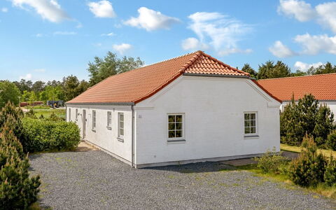 Donco - 3.2Km from the Sea: Møbel, Træ, Indretning, Gulvbelægning, Etage, Stol, Værelse, Loft, Stue, Lejlighed