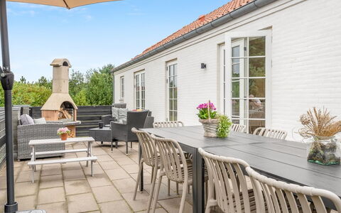 Marjatta - 3.2Km from the Sea: Møbel, Træ, Indretning, Gulvbelægning, Etage, Stol, Værelse, Loft, Stue, Lejlighed