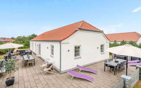 Marjatta - 3.2Km from the Sea: Møbel, Træ, Indretning, Gulvbelægning, Etage, Stol, Værelse, Loft, Stue, Lejlighed