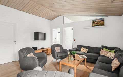 Marjatta - 3.2Km from the Sea: Indretning, Couch, Gulvbelægning, Møbel, Træ, Loft, Etage, Stue, Værelse