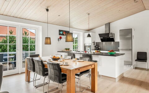 Marjatta - 3.2Km from the Sea: Træ, Gulvbelægning, Loft, Møbel, Etage, Køkken & Spisebord, Stol, Countertop, Køkken, Trægulve