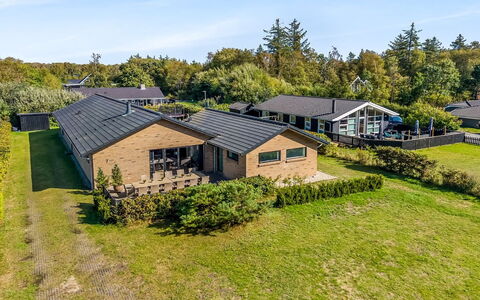 Angret - 200M from the Sea: Møbel, Træ, Indretning, Gulvbelægning, Etage, Stol, Værelse, Loft, Stue, Lejlighed