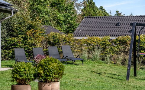 Angret - 200M from the Sea: Møbel, Træ, Indretning, Gulvbelægning, Etage, Stol, Værelse, Loft, Stue, Lejlighed