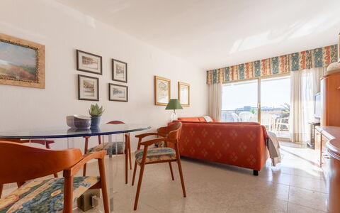 Cambrils 53: Møbel, Gulvbelægning, Indretning, Etage, Værelse, Stol, Lejlighed, Loft, Køkken & Spisebord, Spisestue