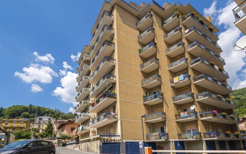 Lovere Balcony View: Bygning, Boligområde, Lejlighed, City, Byområde, Stad, Kvarter, Arkitektur, Urban Design, Menneskelig Bosættelse