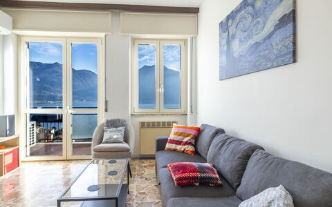 Lovere Balcony View: Indretning, Gulvbelægning, Møbel, Couch, Værelse, Etage, Loft, Stue, Lejlighed