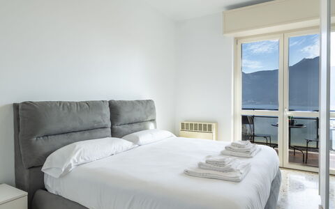 Lovere Balcony View: Seng, Møbel, Soveværelse, Indretning, Sengetøj, Sengetøj, Værelse, Etage, Sengetøj, Bed Frame