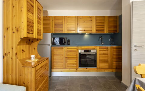 Cacciatori: Cabinetry, Gulvbelægning, Træ, Møbel, Indretning, Etage, Countertop, Skab, Skuffe, Køkken