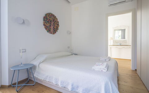 La Casa di Martina, Amazing Seaview: Indretning, Væg, Soveværelse, Etage, Seng, Træ, Gulvbelægning, Møbel, Loft, Sengetøj