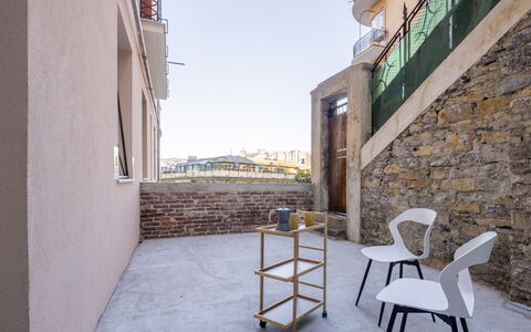 La Casa di Bruno, Terrace, in the Heart of Genova: Kompositmateriale, Lejlighed, Stol, Altan, Beton, Bejdse, Gelænder, Hårdttræ, Trappe, Trægulve