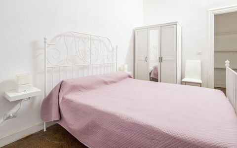 La Casa di Bruno, Terrace, in the Heart of Genova: Seng, Soveværelse, Sengetøj, Sengetøj, Møbel, Væg, Indretning, Etage, Gulvbelægning, Sengetøj