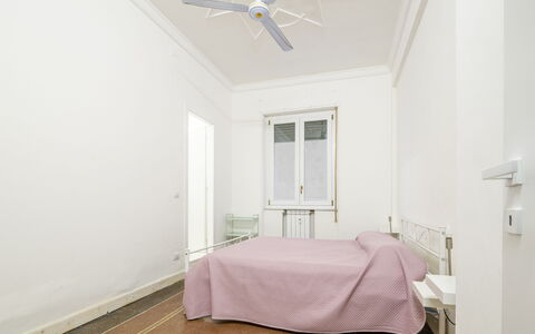 La Casa di Bruno, Terrace, in the Heart of Genova: Væg, Etage, Gulvbelægning, Indretning, Loft, Soveværelse, Møbel, Seng, Værelse, Sengetøj