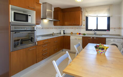 Morello: Cabinetry, Countertop, Møbel, Køkkenvask, Håndvask, Komfur, Træ, Køkken, Køkken Apparat, Stol