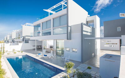 3-Schlafzimmer-Villa mit Privatem Pool und Dachgar