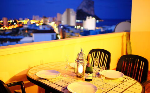 Calpe Calp 390: Bord, Møbel, Ejendom, Himmel, Bordservice, Stol, Lys, Bygning, Vand, Belysning