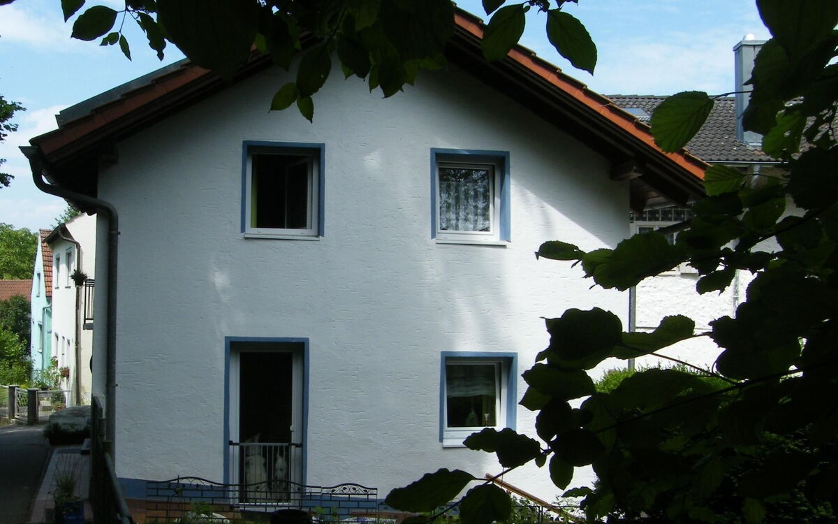 Komfortables Ferienhaus mit Garten und Parkplatz i