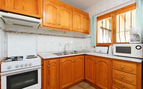 La Vina: Countertop, Cabinetry, Ejendom, Køkken, Værelse, Møbel, Indretning, Bygning, Etage, Orange