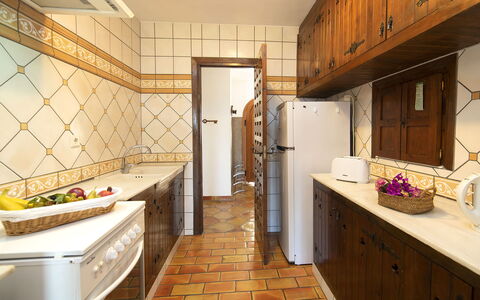 Roberto: Cabinetry, Countertop, Ejendom, Håndvask, Møbel, Tap, Køkkenvask, Bygning, Køkken, Træ