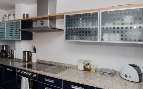 Brisa al Mar: Countertop, Cabinetry, Værelse, Ejendom, Køkken, Møbel, Indretning, Flise, Skab, Bygning