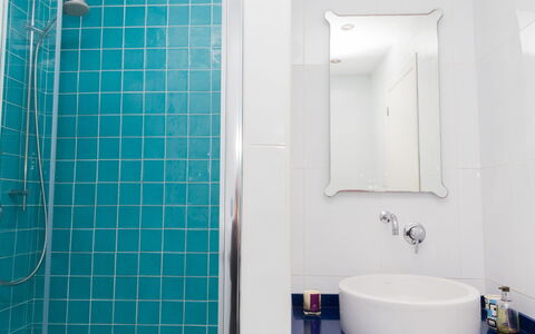 Brisa al Mar: Badeværelse, Flise, Værelse, Sanitærarmatur, Blå, Ejendom, Turquoise, Badeværelse Tilbehør, Væg, Tap