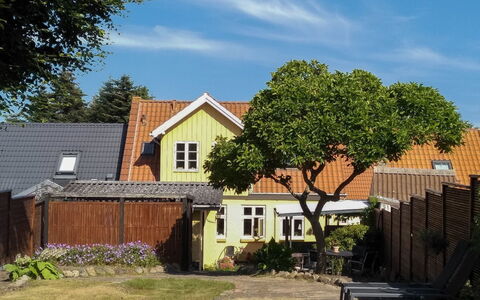 Noreen - 500M from the Sea: Hus, Boligområde, Hjem, Busk, Tag, Have, Sommerhus, Lawn, Backyard, Gård