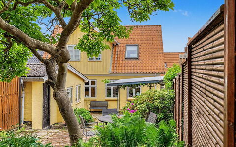 Noreen - 500M from the Sea: Busk, Hus, Boligområde, Hjem, Have, Sommerhus, Backyard, Landscaping, Gård